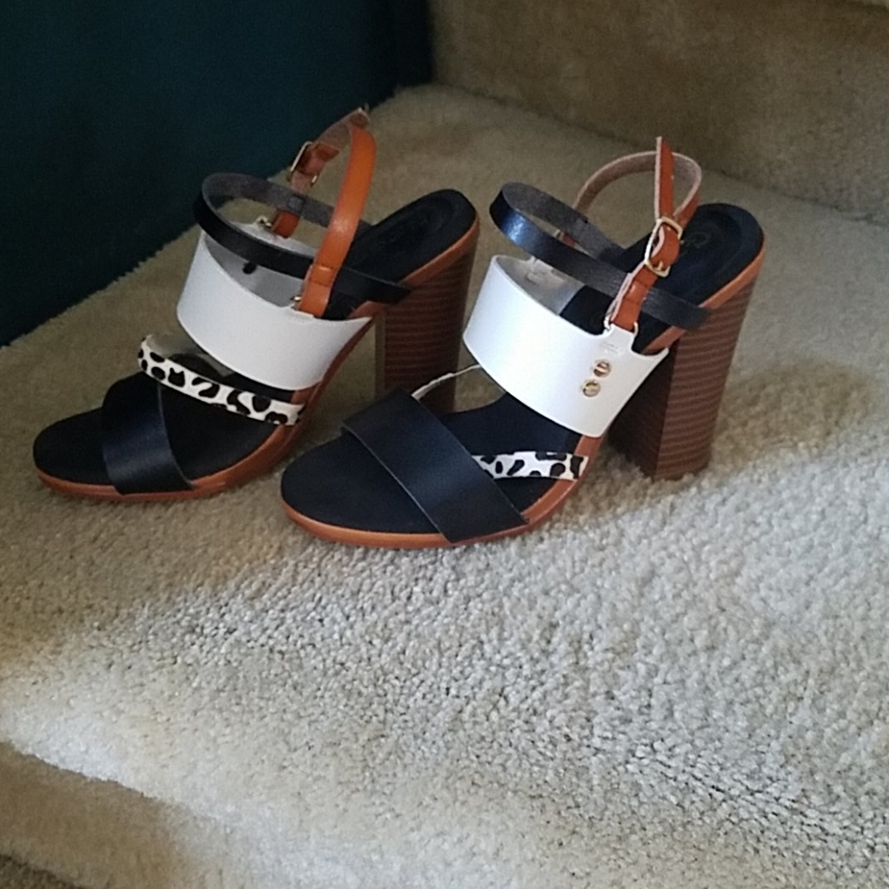 Size 7 sandals - Picture 2 of 2